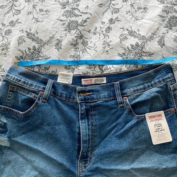 LEVI STRAUSS medium wash denim high rise 3” jean shorts ✨50% OFF BUNDLES✨ - Picture 8 of 9